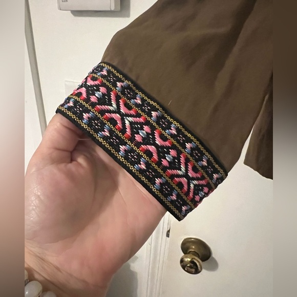 Loralette Olive Green Blouse with embroidered sleeve detail size 1X (M108) - Picture 3 of 10